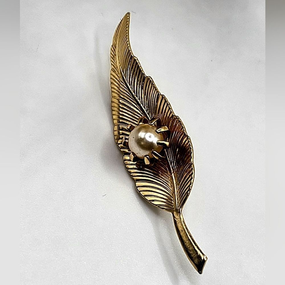 "5/$25" Vintage Gold Feather Leaf Faux Pearl Brooch
